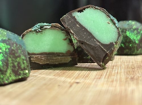 Bombón elaborado con cacao al 70% relleno con pasta de menta.