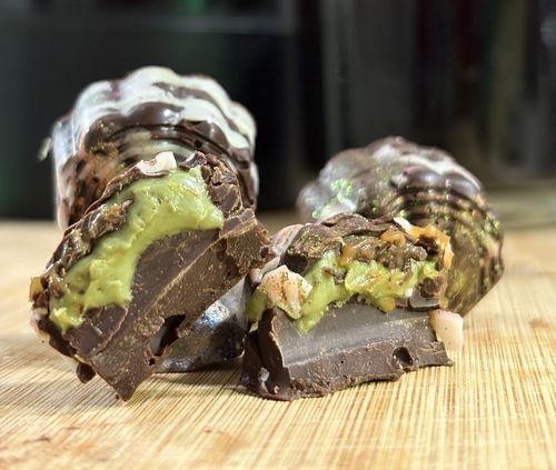 Bombón elaborado con cacao al 70% relleno de pasta de pistacho.