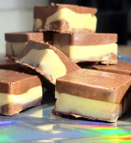 Base y tapa con cacao al 70% relleno de maní.