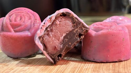 Bombón elaborado con cacao al 70%, relleno de salsa de frutilla.