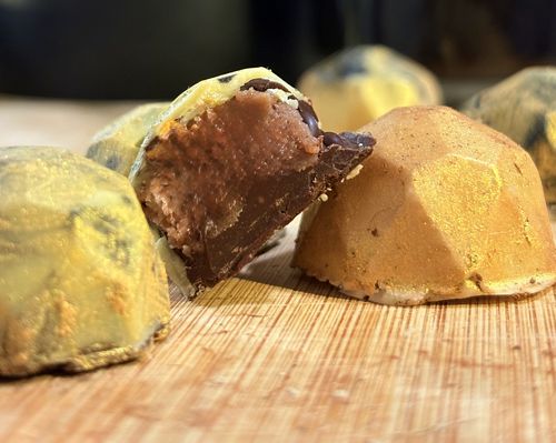 Bombón elaborado con cacao al 70% relleno con salsa de maracuyá.