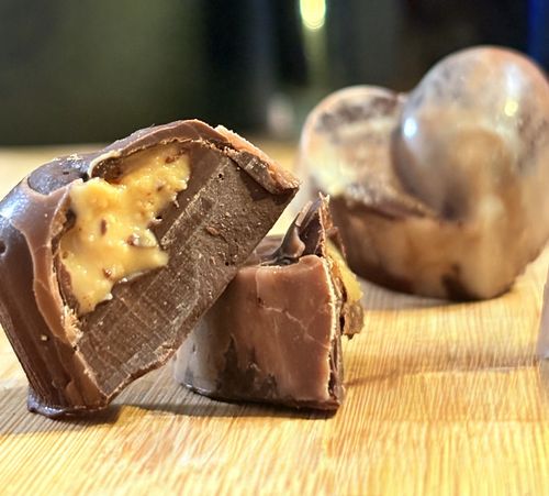 Bombón elaborado con cacao al 70% relleno con pasta de maní.