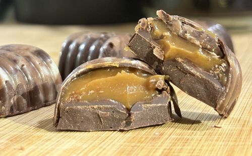 Bombón elaborado con cacao al 70%, relleno con dulce de leche.