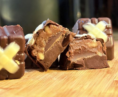 Bombón elaborado con cacao al 70% relleno con pasta de frutos secos.